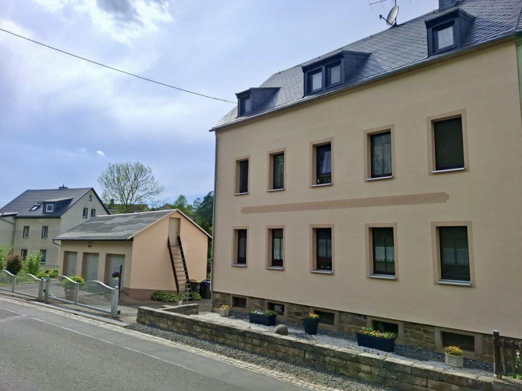 Umfassend, auch energetisch, saniertes 1-3 Familienhaus mit Garagengebäude, großzügigem, sehr gepflegtem Grundstück, Terrasse, Pool uvm.