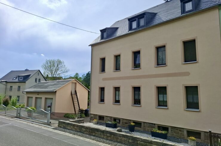 Umfassend, auch energetisch, saniertes 1-3 Familienhaus mit Garagengebäude, großzügigem, sehr gepflegtem Grundstück, Terrasse, Pool uvm.