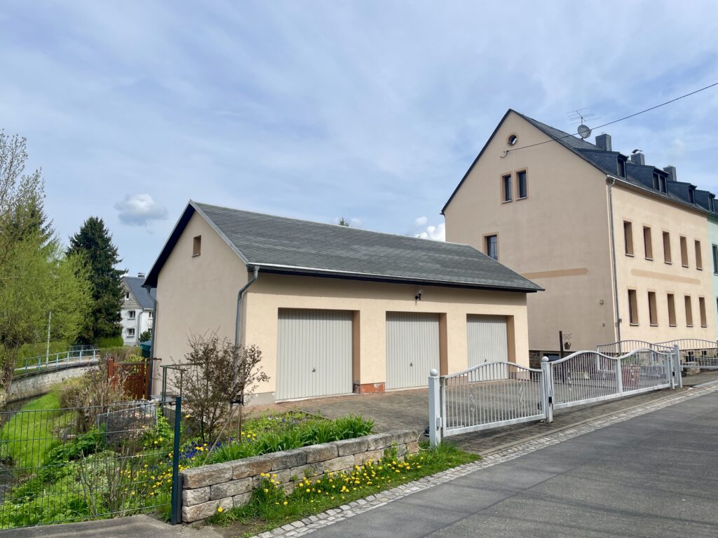 Umfassend, auch energetisch, saniertes 1-3 Familienhaus mit Garagengebäude, großzügigem, sehr gepflegtem Grundstück, Terrasse, Pool uvm.