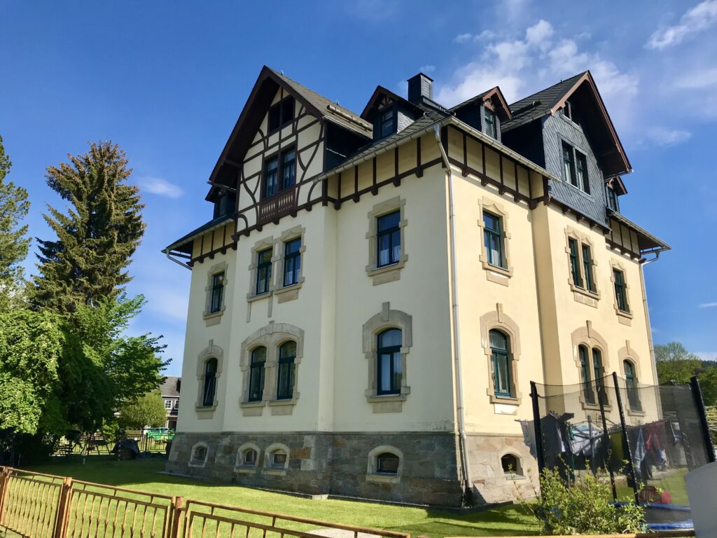 Historisches Baudenkmal im Erzgebirge – Ehemalige Brauereivilla mit 4 Wohneinheiten und großem Grundstück in Olbernhau