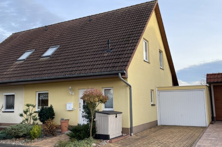 Sehr gepfl. energieeffizienter Neubau (Kernhaus) aus 2003 mit Sonnenterrasse, Pool und Garage in erstklassiger Wohnlage