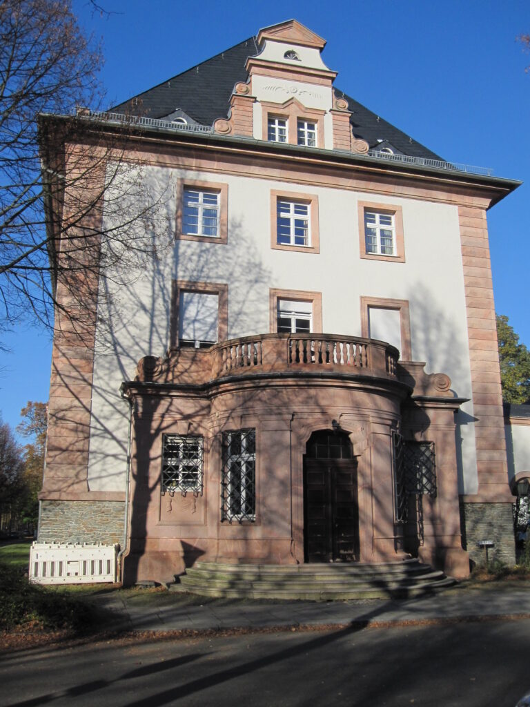Büro-/Praxis-/Lagerfläche 2 Räume 51,35 qm sowie ein weiteres Büro mit ca. 20 qm in Denkmalvilla (Wohn- und Bürohaus) am Stadtpark