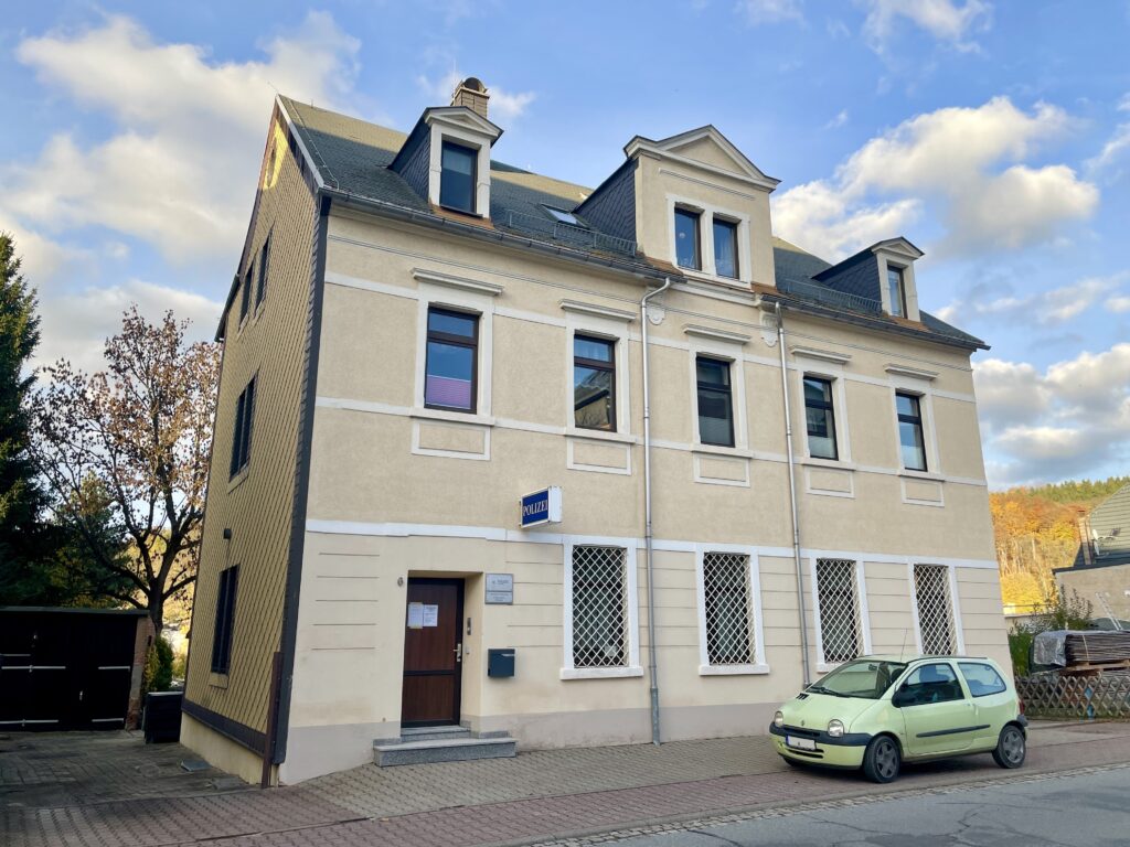 Saniertes Wohn- und Geschäftshaus (Kapitalanlage oder Eigennutzung) mit einer GE und 3 WEs zzgl. 4 Garagen, Terrasse und schönem Garten in Olbernhau