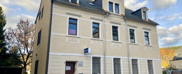 Saniertes Wohn- und Geschäftshaus (Kapitalanlage oder Eigennutzung) mit einer GE und 3 WEs zzgl. 4 Garagen, Terrasse und schönem Garten in Olbernhau