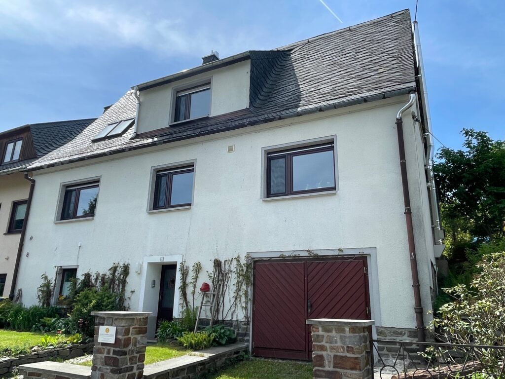 Großzügige und umfangreich sanierte Doppelhaushälfte mit neuer Heizung, Carport und Obstgarten in sehr ruhiger, idyllischer Wohnlage von Wolkenstein