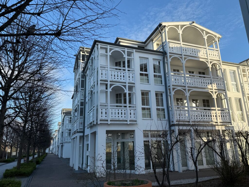 Attraktive und voll möblierte 2,5 Zimmer ETW/Fewo mit Tiefgaragenstellplatz im Seepark Sellin mit Blick ins Grüne in Richtung Selliner See