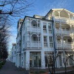 Attraktive und voll möblierte 2,5 Zimmer ETW/Fewo mit Tiefgaragenstellplatz im Seepark Sellin mit Blick ins Grüne in Richtung Selliner See