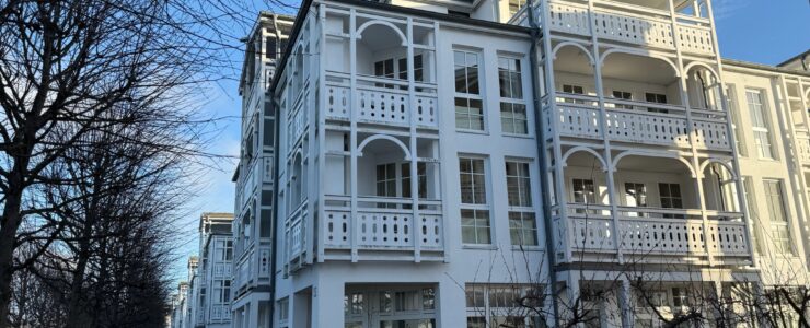 Attraktive und voll möblierte 2,5 Zimmer ETW/Fewo mit Tiefgaragenstellplatz im Seepark Sellin mit Blick ins Grüne in Richtung Selliner See