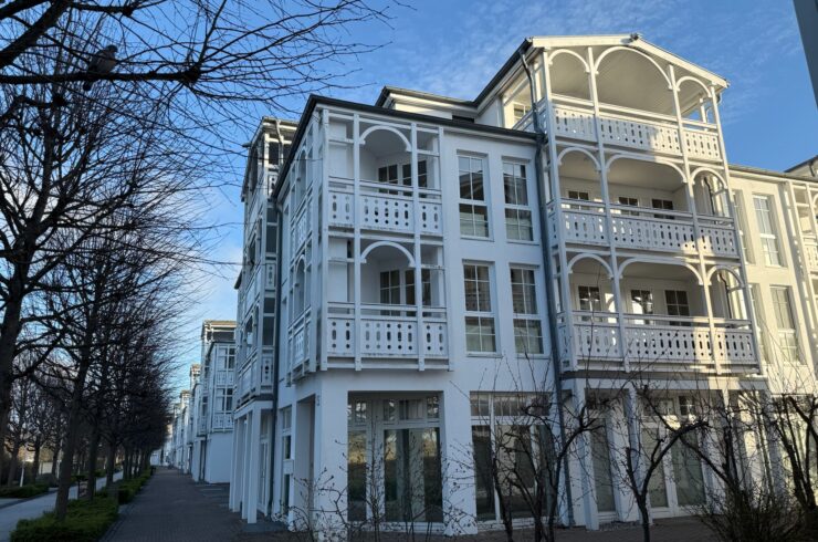 Attraktive und voll möblierte 2,5 Zimmer ETW/Fewo mit Tiefgaragenstellplatz im Seepark Sellin mit Blick ins Grüne in Richtung Selliner See