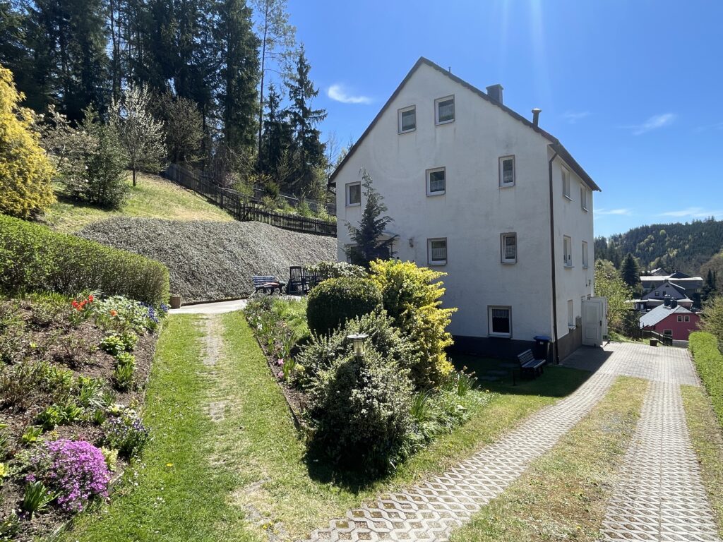 Wohlfühloase im „Grünen“ – Großes teilsaniertes EFH/ZFH mit zwei Garagen, großem Garten und Forstfläche in ruhiger Waldrandlage in Großolbersdorf