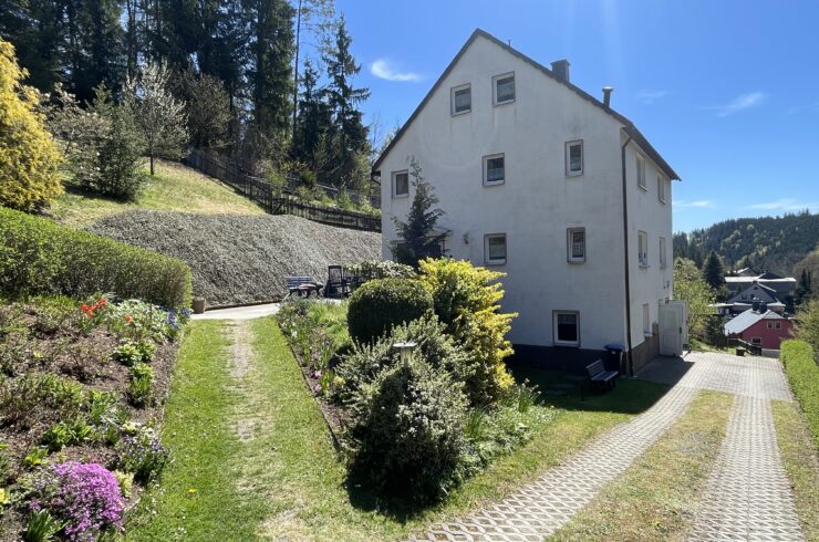Wohlfühloase im „Grünen“ – Großes teilsaniertes EFH/ZFH mit zwei Garagen, großem Garten und Forstfläche in ruhiger Waldrandlage in Großolbersdorf