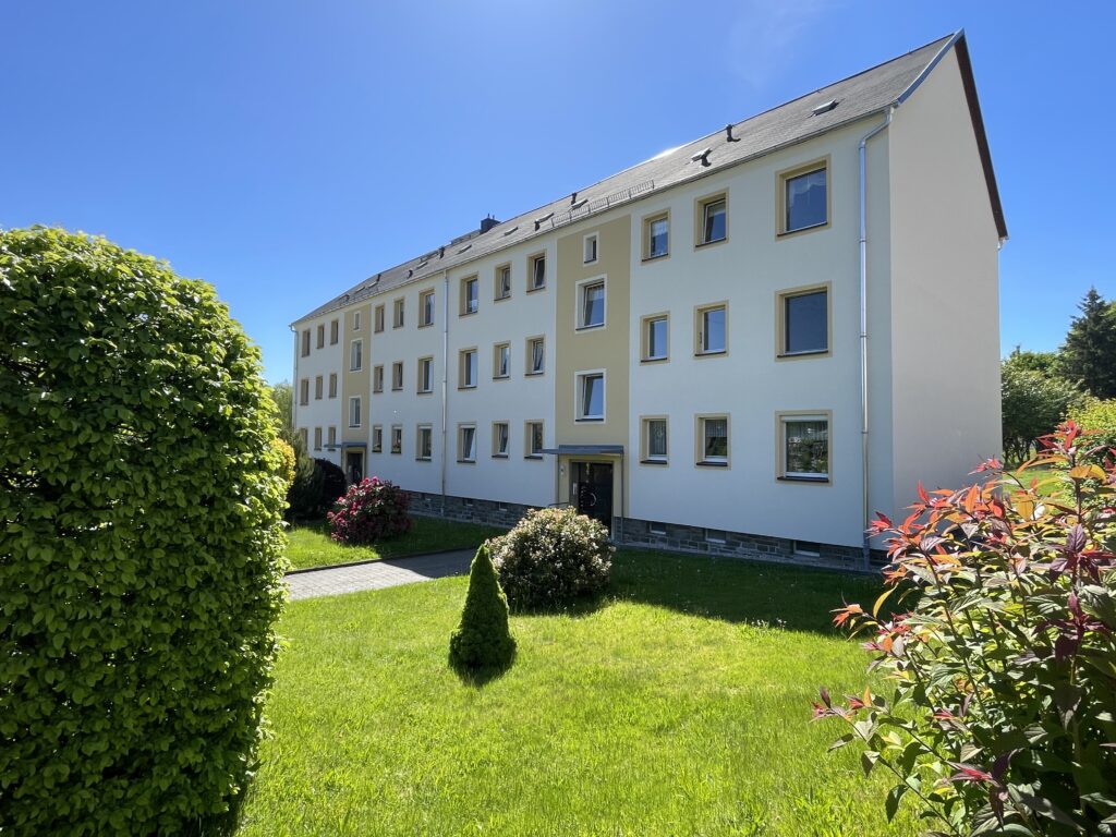 Hier lässt sich was draus machen – sonnige, teilsanierte Eigentumswohnung mit Tageslichtbad und Balkon in voll sanierter Wohnanlage in Zschopau
